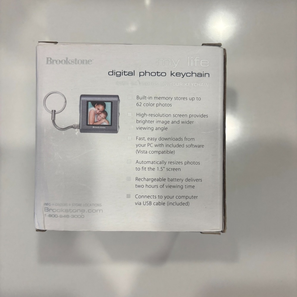 Brookstone My Life Digital Photo Keychain Picture Display USB Rechargeable - Picture 4 of 6